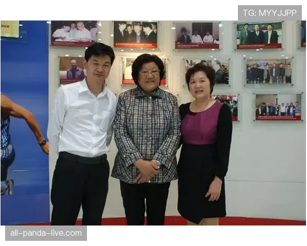 刷到费钰婷家常照——厨房比我朋友婚礼还像展厅，我笑着关掉了购物车